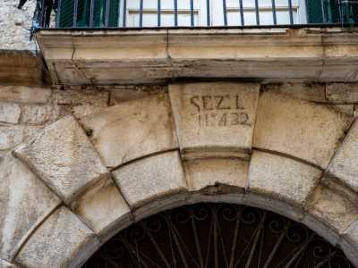 In alto notiamo una sbiadita scritta nera che riporta le vecchie suddivisioni catastali della citt�